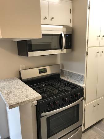 $2,450 / 2br - 2 Bedroom, 2 Bath, Beautifully Remodeled (Tarzana)