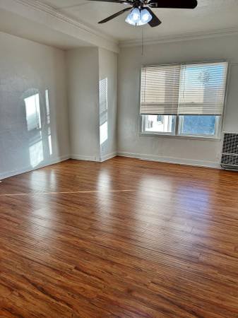 $1,595 HUGE -- ALL UTILITIES INCLUDED -- GIANT WALK IN CLOSET -- VIEW -- DOGS! (Hollywood)