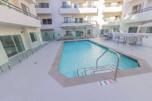 $2,542 / 2br - 927ft2 - Laundry Facility, Fitness Center, Swimming Pool (7027 Lanewood Ave, Hollywood, CA)