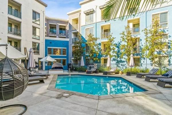 $2,182 / 609ft2 - Your new home awaits! Studio in a stellar location. (Woodland Hills)