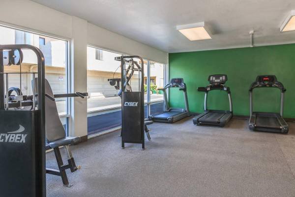 $2,469 / 2br - 837ft2 - 2BR/2BA with Parking, Laundry &amp; Great Amenities (23700 Valle Del Oro, Santa Clarita, CA)