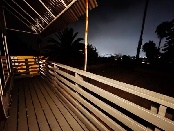 $1,650 HOLLYWOOD HILLS -- BALCONY -- ALL UTILITIES INCLUDED -- RENOVATED -- DOGS (Beachwood/Franklin Village)