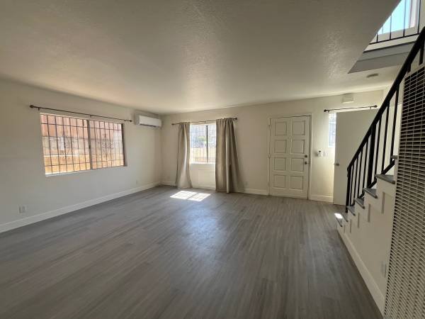 $4,250 / 3br - Echo Park Huge 2,300’ 3 bedroom &amp; 3 bath Duplex with Bonus Room (Echo Park)