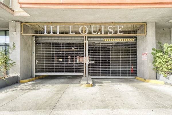 $3,124 / 1br - 987ft2 - Large Closets, Covered Parking, Off Street Parking (111 N Louise St, Glendale, CA)