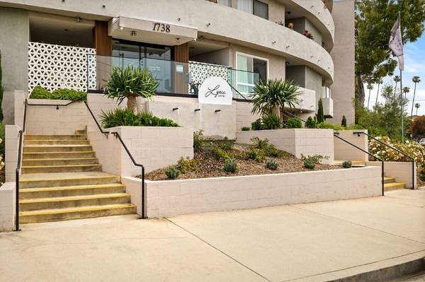 $2,415 / 1br - 700ft2 - Bright South-Facing 1-Bedroom – Resort-Style Perks Plus 1 Month Free! (Franklin Village/Hollywood)