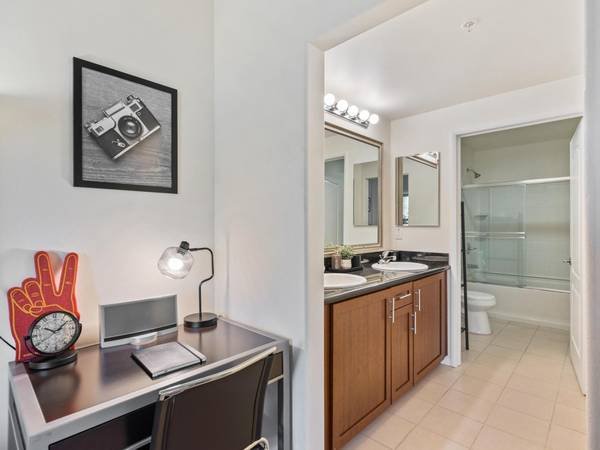 $3,299 / 2br - 2-Bedroom 2-Bath (325 W. Adams Blvd., Los Angeles, CA)