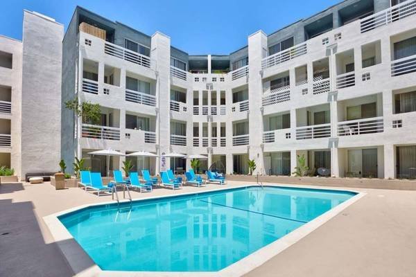 $3,456 / 2br - 988ft2 - 2-Bedroom with Jetted Spa Jacuzzi, Fitness Center, Resident Lounge with Free Wi-Fi (600 S Curson St, Los Angeles, CA)