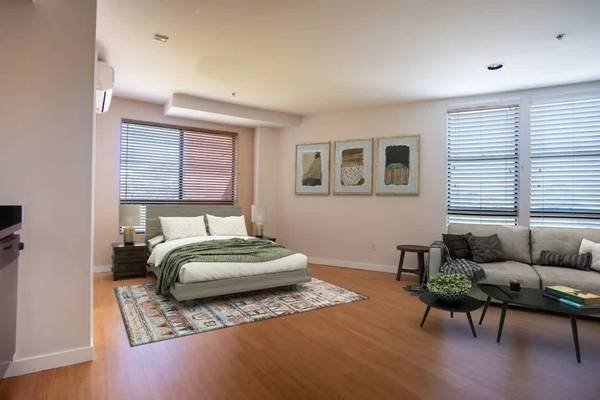 $1,910 / 360ft2 - Studio with Bike Racks, Laundry Facilities, On-Call Maintenance (2001 Olympic Blvd, Santa Monica, CA)