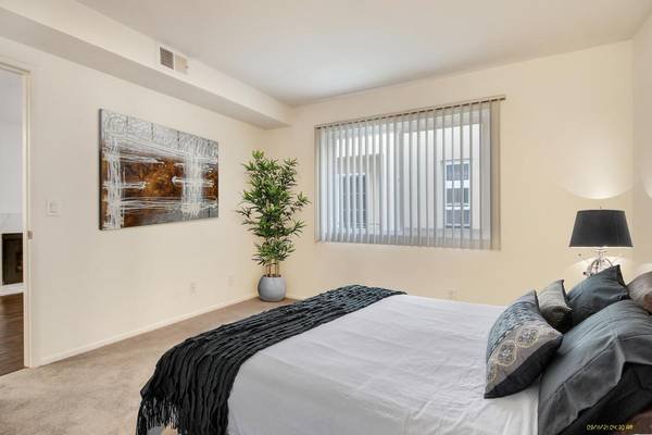 $2,495 / 2br - 750ft2 - 2+2 in Sherman Oaks with Ceiling Fans, Gym, and Black Friday Special (South of Ventura Boulevard)