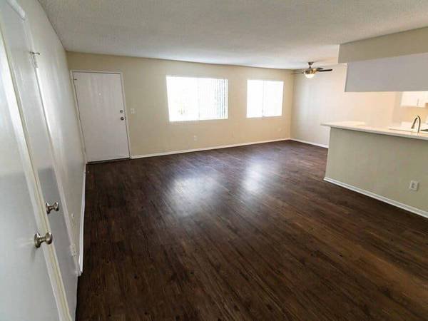 $1,999 / 1br - 750ft2 - Community Laundry Room in Each Building, Pet-Friendly Community (Newhall)