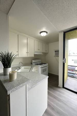 $1,550 / 1br - 750ft2 - Open House. Large Loft, Walk-in Closet, Fireplace Close to Everything (8437 Cedros Ave Panorama City CA)