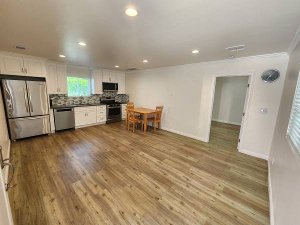 $2,200 / 1br - 700ft2 - Prime Location, Newly Renovated ADU, All Utilities Included (Sherman Oaks)
