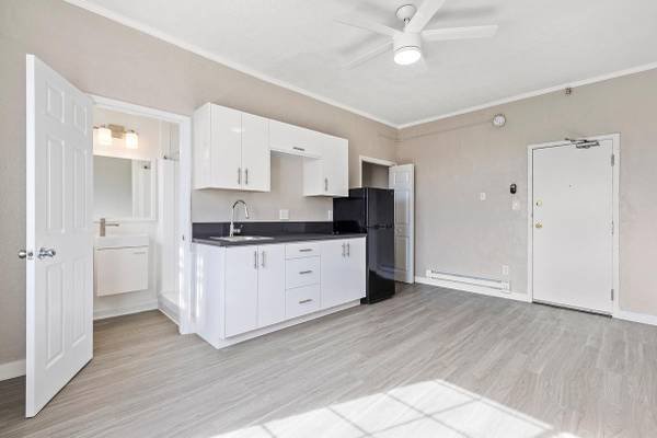 $1,340 / 323ft2 - Controlled Access, New Kitchen Cabinets, Large Windows/Natural Light (Hollywood)