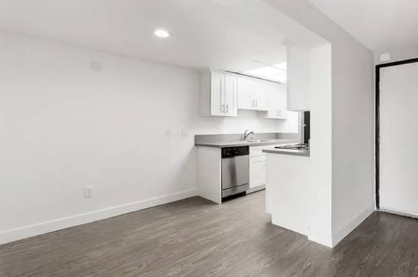 $2,150 / 1br - 883ft2 - Open House! 1 Bedroom 1 Bath • Move-In Deal • Central AC • Parking Spot (6805 Louise Ave, Los Angeles, CA 91406)
