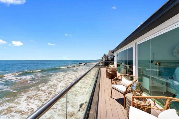 $266 / 2br - 2 Bedrooms &amp; A Beach View, On Pacific Coast Hwy. Jun 8-29th, Jul 27-Aug 3rd (Pacific Coast Hwy, Malibu, CA)