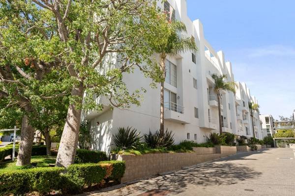 $1,099,000 / 2br - 1425ft2 - NATURAL LIGHT &amp; SOARING WINDOWS WITH VIEWS (Brentwood)