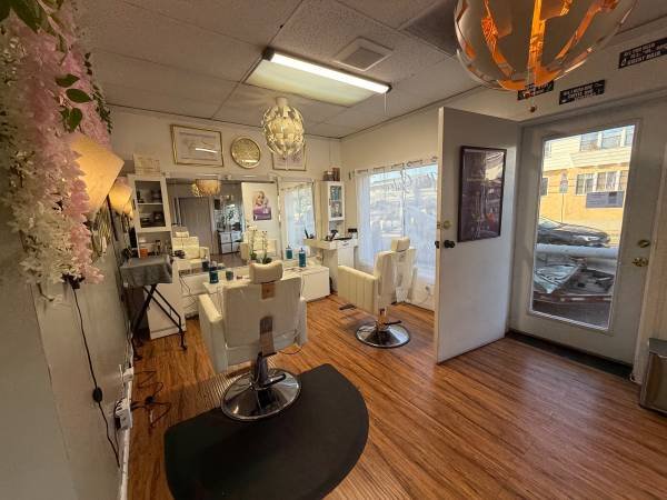 $200 / 100 Square Feet - BEAUTY SALON RENT 2 STATION FOR HAIR SERVICES ROOM ESTHETICIAN