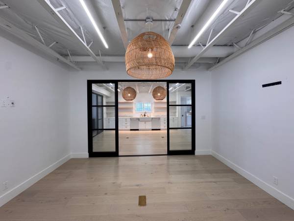 $1,699 MONTANA AVENUE Private Office with Free Parking- Creative Executive Suite (Santa Monica)