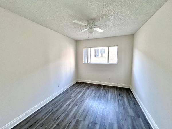 $800 SE RENTA UN CUARTO (NORTH HOLLYWOOD)