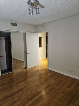 $1,100 / 2br - $1,100 / Private Spare Room With Bathroom INCLUDES UTILITIES (Encino)