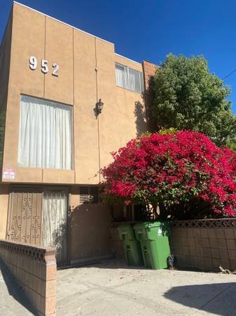 $750 / 3br - Room for Rent in a Large Three-Bedroom Echo Park Townhouse (Echo Park)