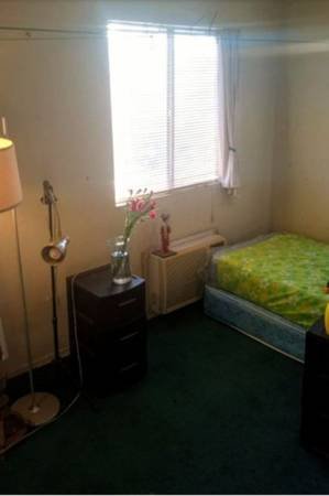 $500 / 2br - Room Share with Private Dividers (Los Angeles/East Hollywood)