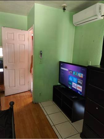 $950 / 4br - Room for Rent with Pool + A/C (Paramount)
