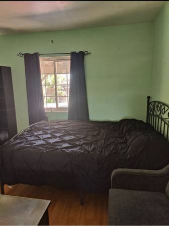 $950 / 3br - Private Room for Rent with Pool + A/C (Paramount)