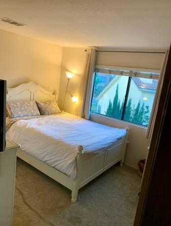 $1,300 / 1br - $1300/MO Includes Utilities! ROOM in Agoura Family Home with VIEWS! (Agoura Hills)