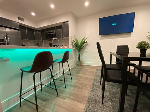 $1,550 / 4br - 1300ft2 - Furnished suite with a private bathroom (Hollywood)