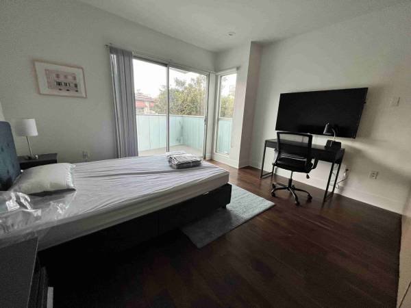 $1,300 / 4br - Room for rent close by Runyon Canyon (Los Angeles)