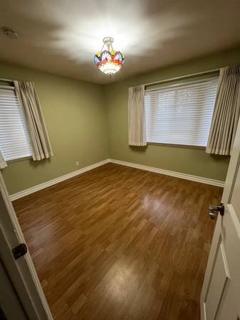 $1,275 for a 3-bedroom - Bedroom with a shared bathroom available for rent (Burbank)