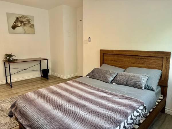 $600 for a 1-bedroom, 1010 sq ft - Private Bedroom and Bath in a 2nd Floor Apartment Unit, Includes Parking (Glendale)