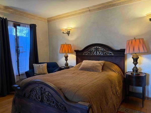 $600 for a 3-bedroom, 320 sq ft - Peaceful Spacious Private Studio-Style Room in Carthay Square (Los Angeles)