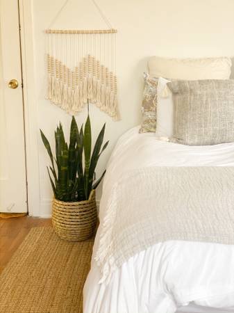 $2,295 for a 1-bedroom, 1100 sq ft - BEAUTIFULLY FURNISHED 1 BEDROOM + 1 OFFICE HOME, Spacious and Central (Mid City/Mid Wilshire)