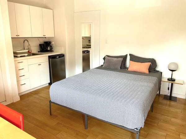 $1,350 West Adams Furnished Studio near USC (West Adams)