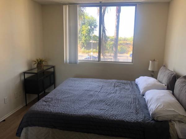 $439 for a 1-bedroom - Private Bedroom with Private Bath (Beverlywood)