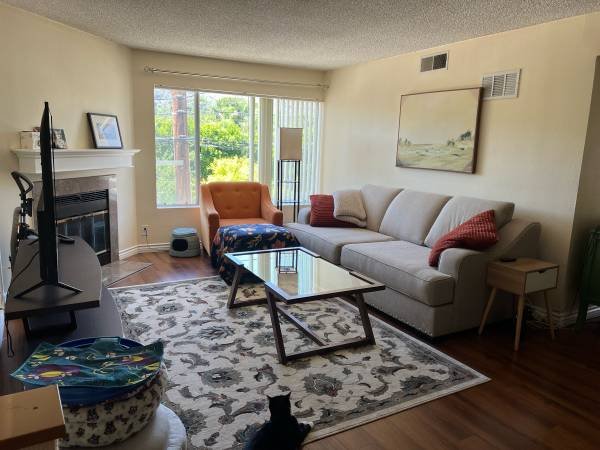 $1,200 for a 2-bedroom - UTILITIES INCLUDED - Private Room and Bathroom for Rent in a Gorgeous Glendale Neighborhood (Glendale)