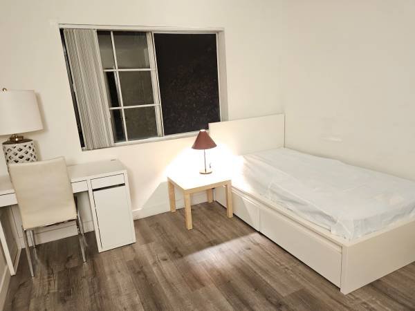 $450 Weekly Private Room in Hollywood