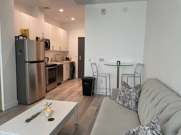 Sublet Available: 1-Bedroom Unit in Downtown Toronto for $2,200/Month, 600 sqft, 6-Month Lease